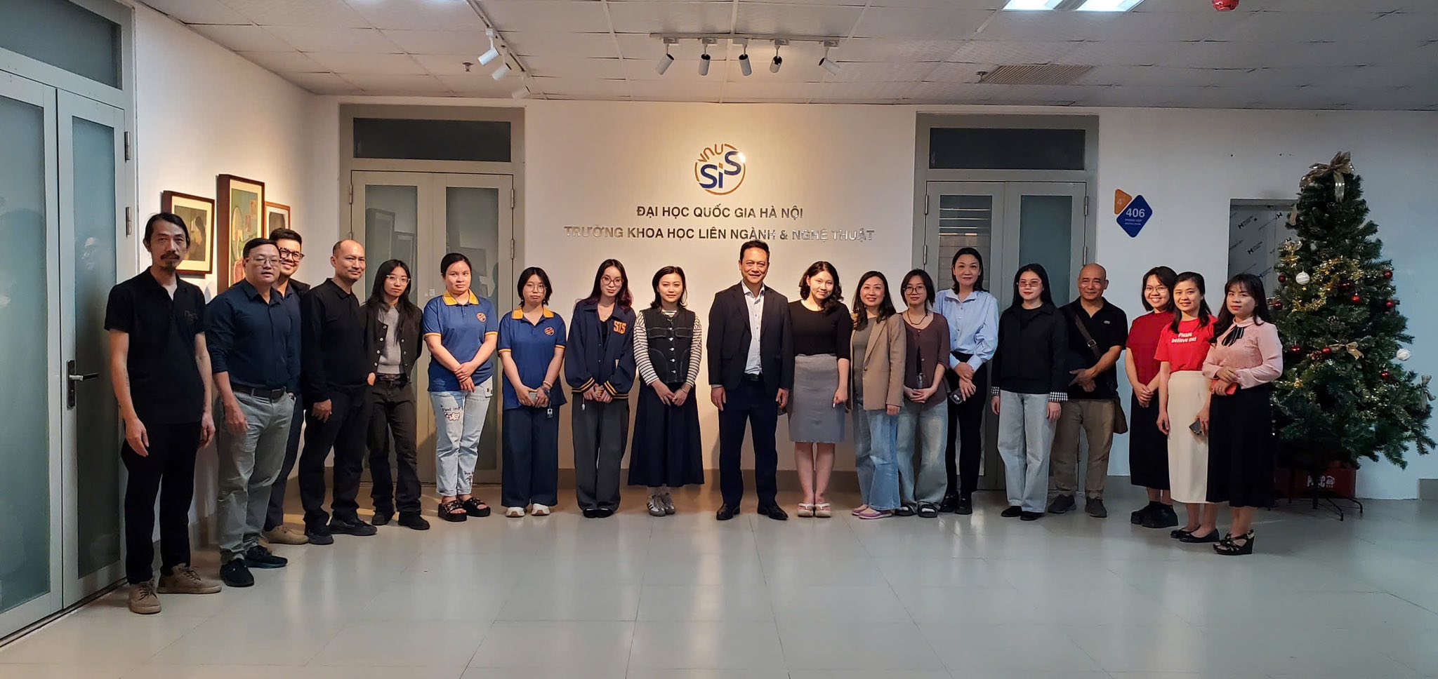 Từ hành lang đến phòng triển lãm: VNU-SIS ra mắt không gian "Art Lobby" tại cơ sở Nghĩa Đô